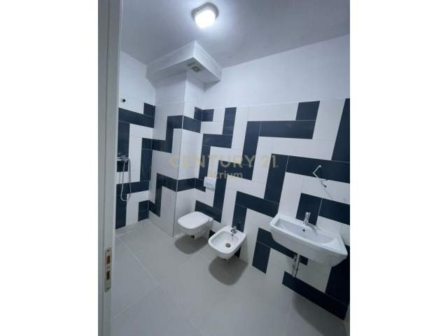 Tirane, jepet me qera apartament 2+1+BLK Kati 4, 92 m² 600 Euro (Rruga e Barrikadave)