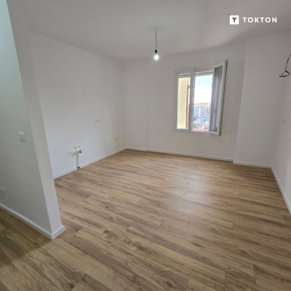 Ne shitje, apartament 2+1, xhamlliku, tirane tt 654