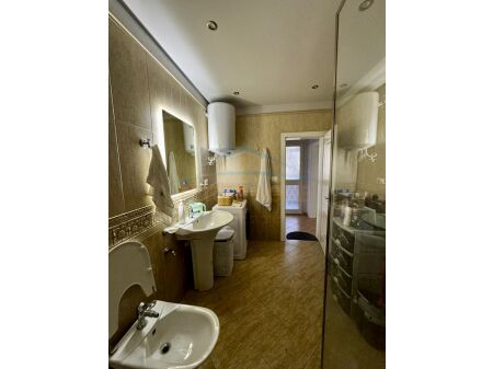 Shitet, Apartament 3+1+2, në Xhamllik, Tiranë. AREA39747