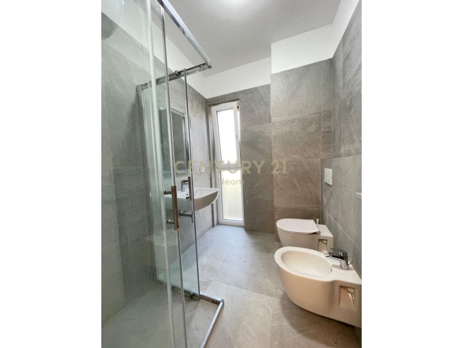Tirane, jepet me qera apartament 1+1 , 64 m² 700 € 