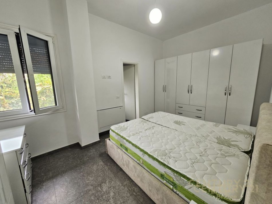 Tirane, jepet me qera apartament 3+1 Kati 2, 160 m² 600 € (sauk)