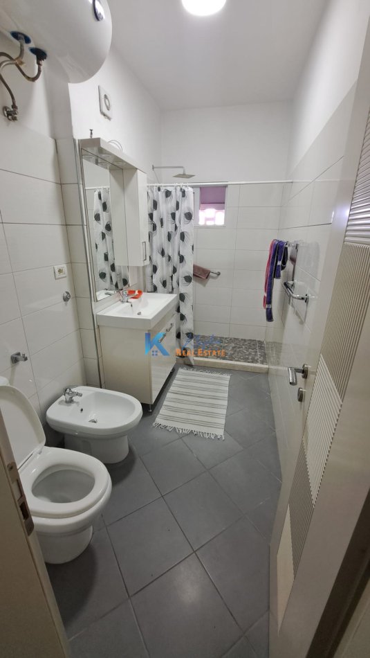 Tirane, jap me qera apartament 1+1+Ballkon Kati 6, 70 m² 450 € (Sheshi Avni Rustemi)
