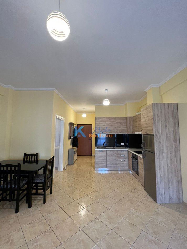 Tirane, jap me qera apartament 1+1+Ballkon Kati 4, 60 m² 330 € (Kthesa e Kamzes)