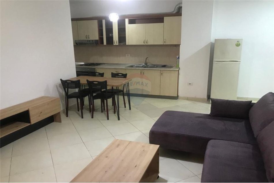 Tirane, jepet me qera apartament 2+1 Kati 2, 80 m² 400 € (besim alla - Yzberisht - Pallatet Cabej)