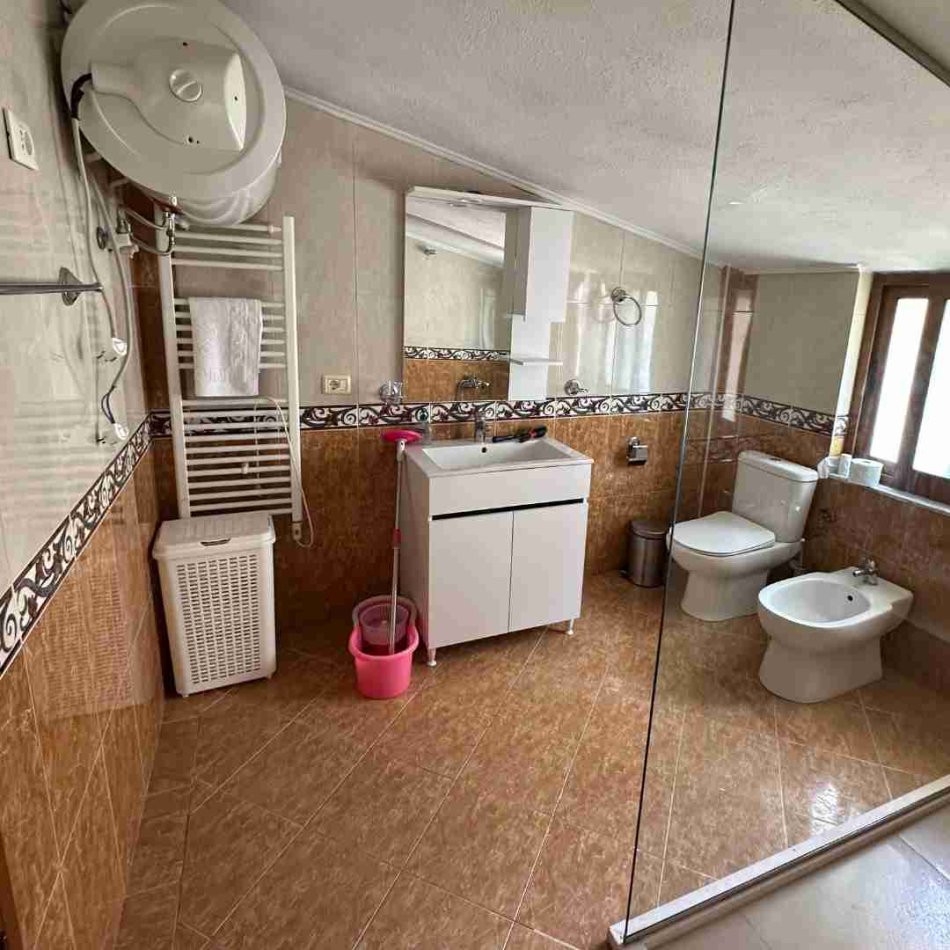 Tirane, jepet me qera apartament 4+1+Ballkon Kati 3, 140 m² 800 € (Don Bosko)