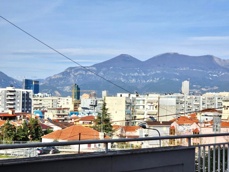 Shitet:  Garzoniere/ Dyqan  ( Selitë - Fiks te Rrethi, me pamje ) Verande e Shfrytezueshme