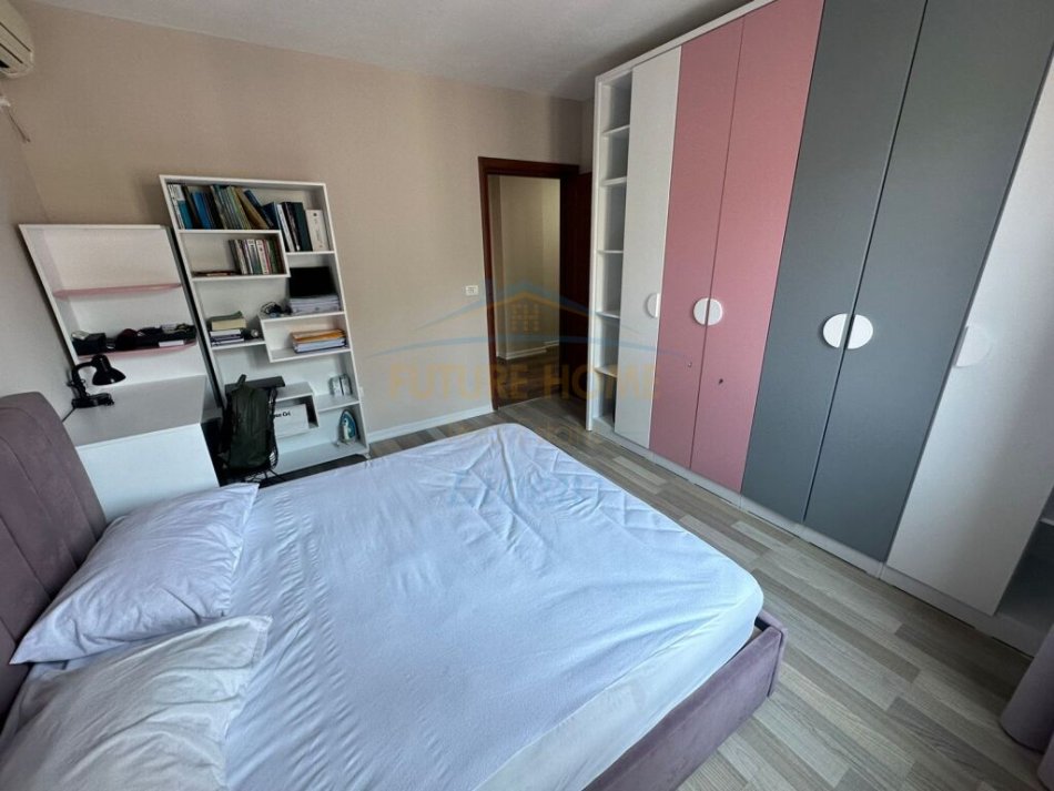 Tirane, shitet apartament 2+1+Ballkon Kati 6, 140 m² 300.000 € (Komuna e Parisit)