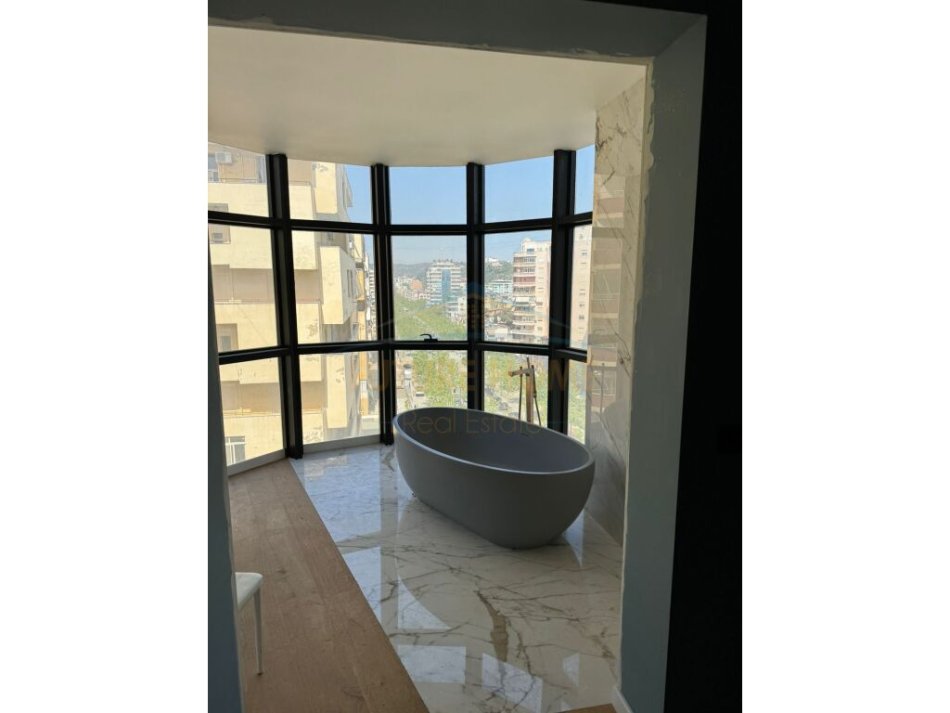 Vlore, shitet apartament 3+1 Kati 8, 180 m² 300.000 € (Bulevardi Ismail Qemali)