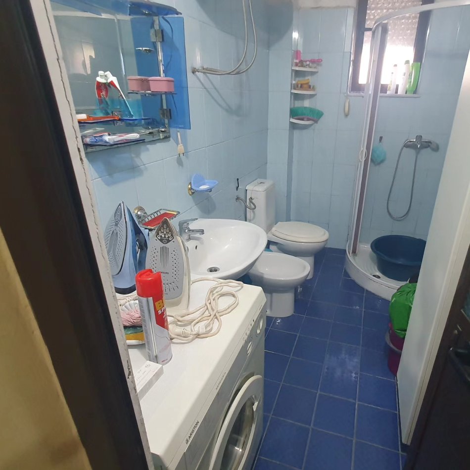 SHITET:  Apartament 1+1/zona: Naim Frashëri/ Mbrapa bllokut të ambasadave