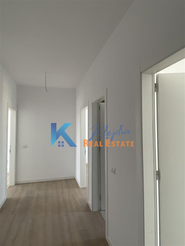 Tirane, jepet me qera apartament 2+1 Kati 9, 140 m² 1.000 € (Ish Fusha e Aviacionit, te Clover Residence)