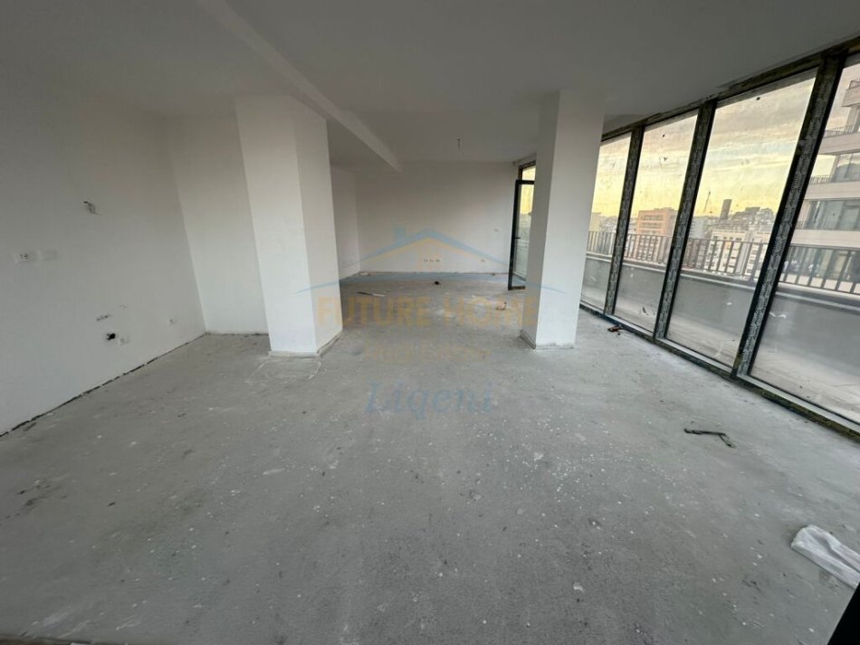 Tirane, shitet 2+1+Ballkon Kati 8, 217 m² 599.000 € (Lake View, Rruga e Kosovareve)