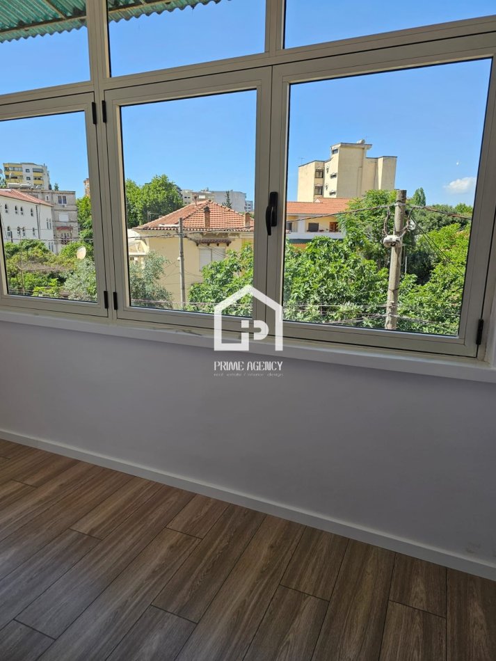 Shitet: Apartament 1+1 /Zona : Xhamia e Tabakëve