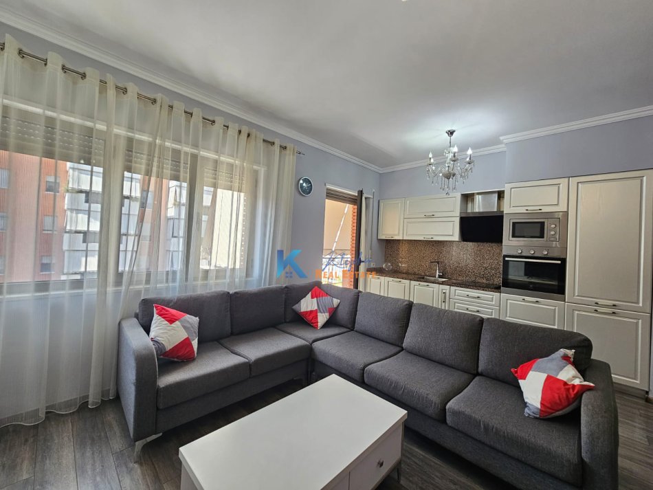 Tirane, jap me qera apartament 3+1+Ballkon Kati 7, 130 m² 1.000 € (Kompleksi Delijrogji)