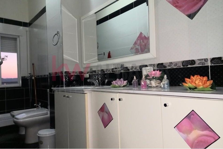 Tirane, shitet apartament 2+1 Kati 1, 88 m² 
