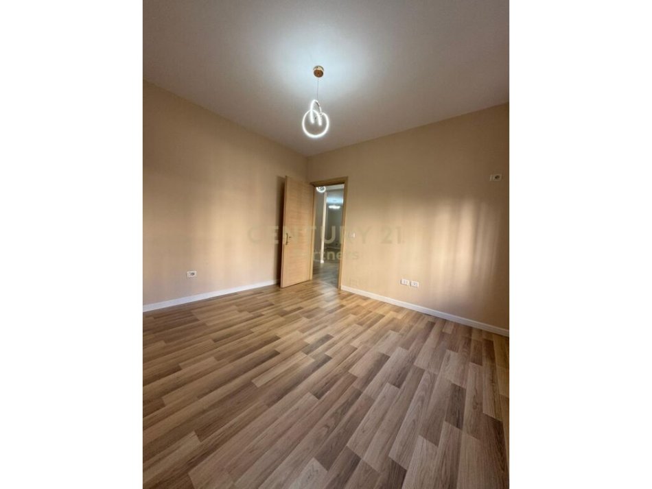 Tirane, shitet apartament 2+1+Ballkon Kati 2, 85 m² 125.000 € (Rruga Tish Dahia)