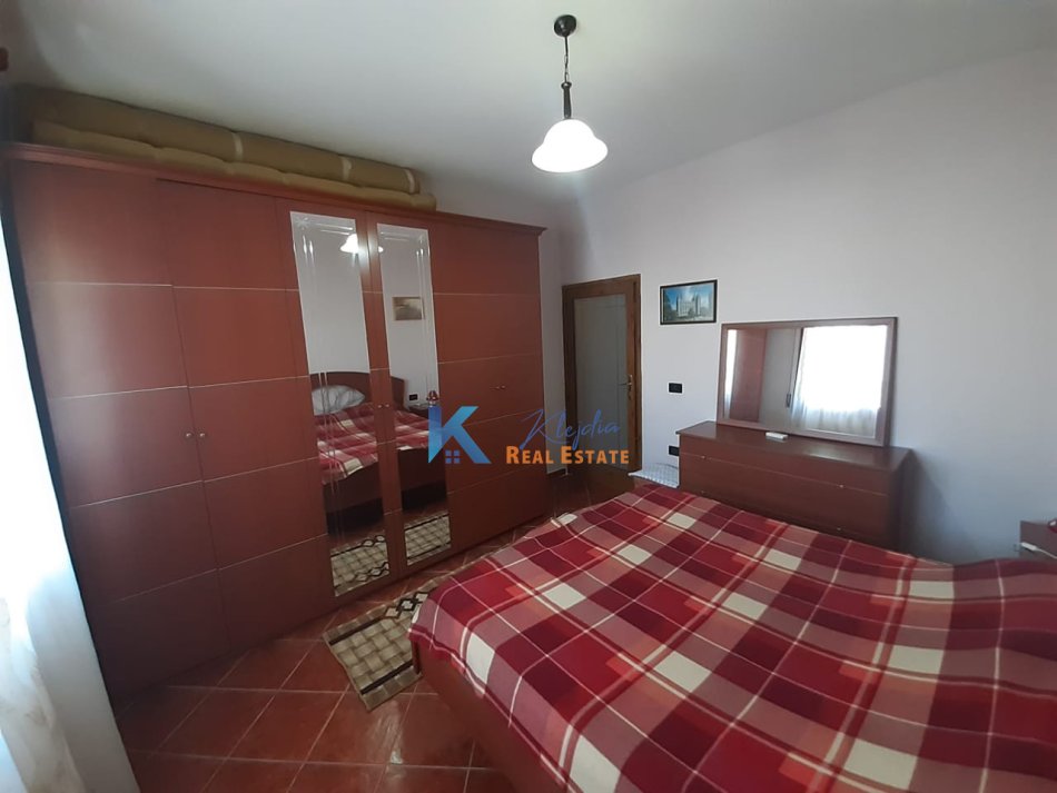 Tirane, jap me qera apartament 2+1+Ballkon Kati 4, 90 m² 650 € (Rruga e Kavajes)