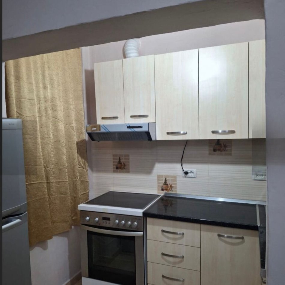 Tirane, jepet me qera apartament 1+1 Kati 1, 55 m² 450 € (Medrese)