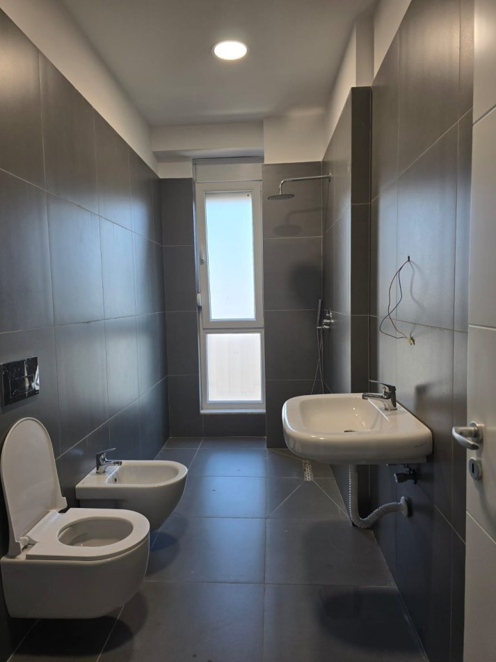 Tirane, jepet me qera apartament 1+1+Ballkon Kati 8, 55 m² 500 € (J)