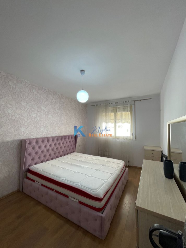 Tirane, jap me qera apartament 2+1+Ballkon Kati 4, 85 m² 650 € (Te Komuna e Parisit, afer Kristal Center)