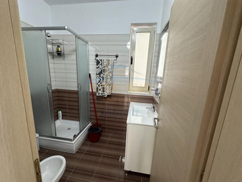Tirane, shitet apartament 2+1+Ballkon Kati 3, 100 m² 198.000 € (Liqeni i Thate)