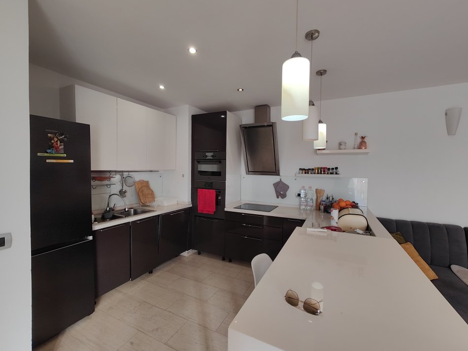 Tirane, jepet me qera apartament 2+1 Kati 9, 100 m² 800 € (Myslym Shyri)