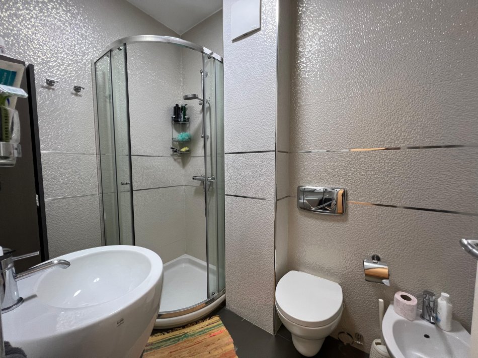 Tirane, jepet me qera apartament 2+1 Kati 7, 123 m² 1.500 € (Bllok)