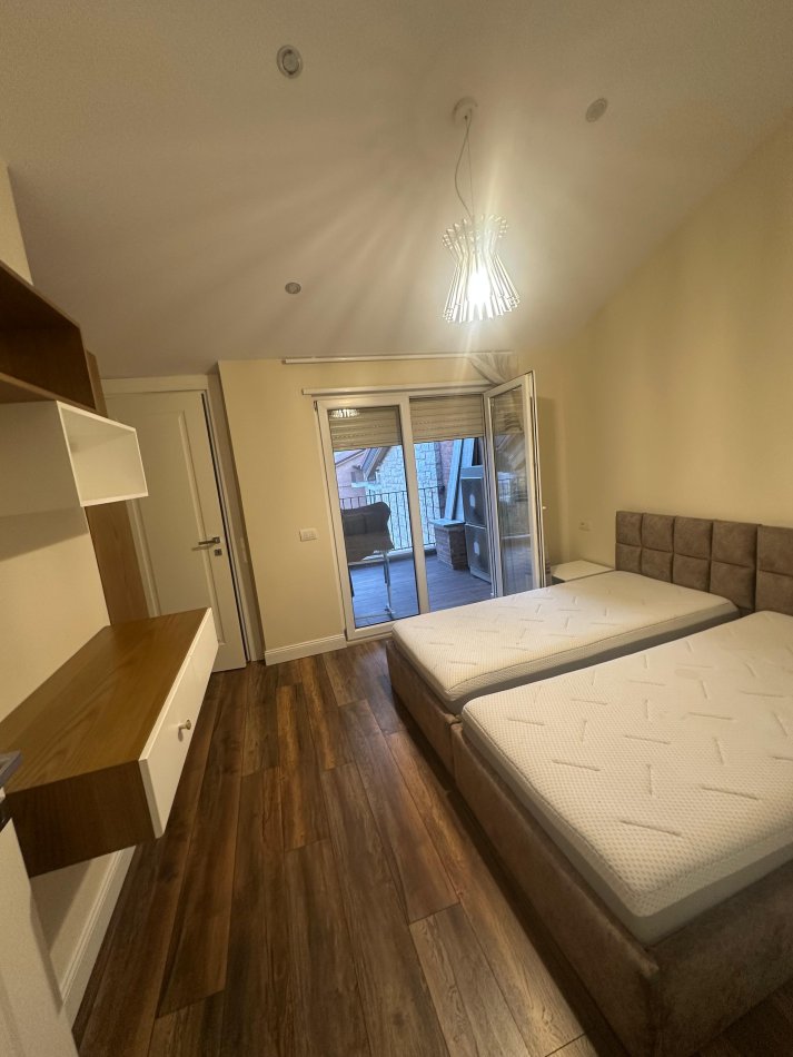 Tirane, jepet me qera apartament+verande | Penthouse 3+1 Kati 3, 200 m² 1.500 € (TEG)