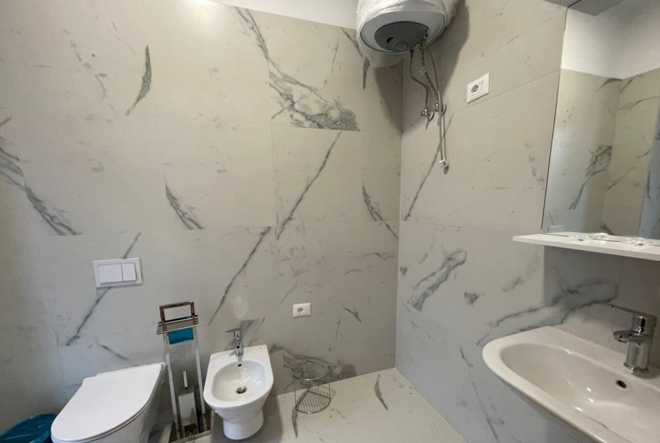 Tirane, jepet me qera apartament 2+1 Kati 4, 111 m² 830 € (Farmacia 10)