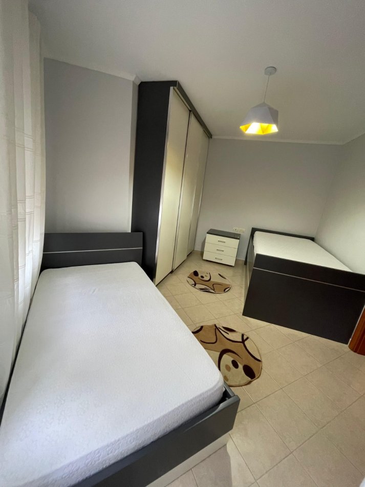 Tirane, jepet me qera apartament 2+1 , 94 m² 800 € (Komuna e Parisit)