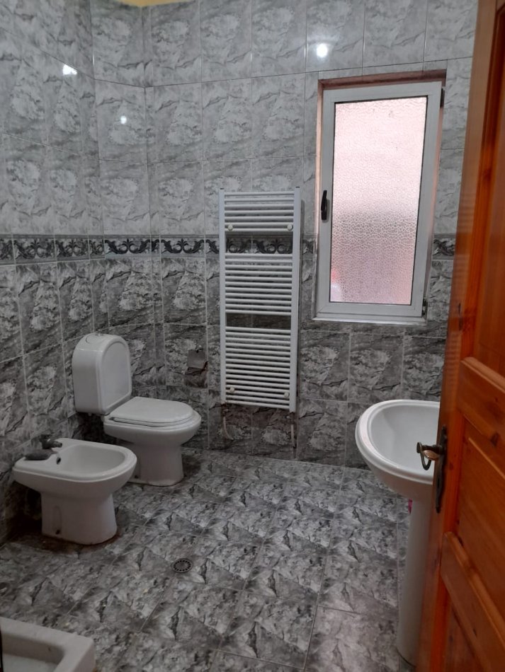 Tirane, jepet me qera apartament 2+1 , 131 m² 480 € (Komuna e parisit)