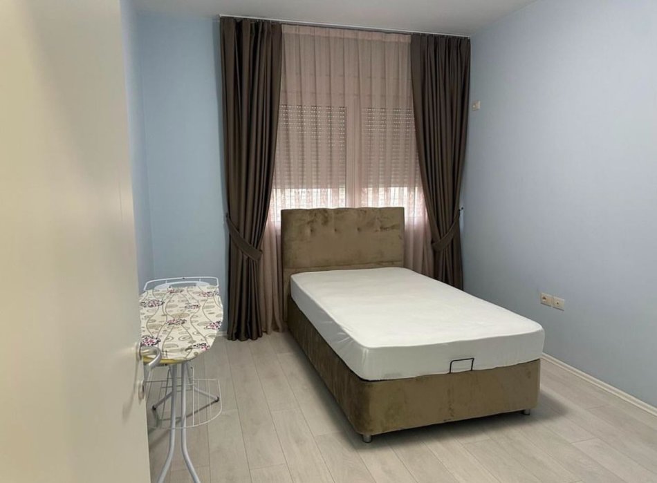Tirane, jepet me qera apartament 3+1+Ballkon Kati 5, 190 m² 1.300 € (Kopleksi FZ)