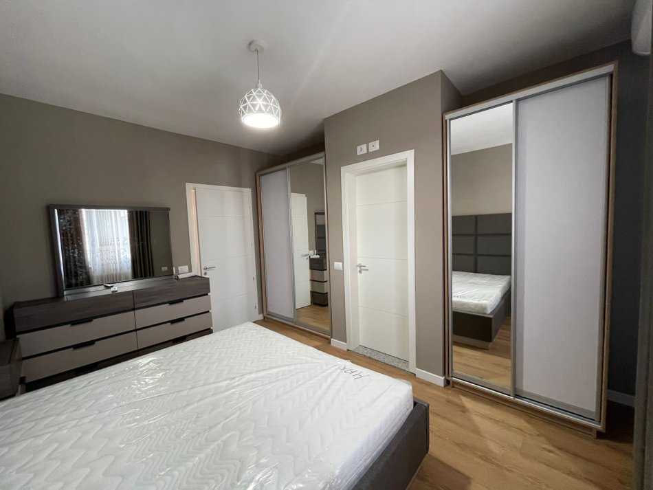Tirane, jepet me qera Vile 2+1 , 100 m² 900 € (Kopshti Botanik)
