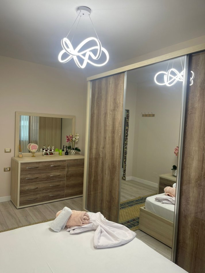 Tirane, jepet me qera apartament 1+1+Ballkon , 71 m² 1.000 € (Rruga e Kosovarve)