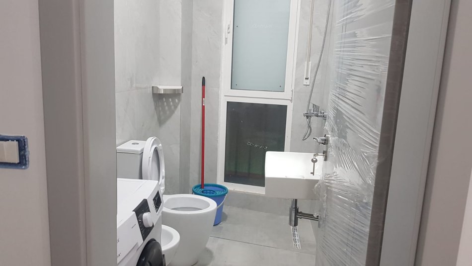 Tirane, jepet me qera apartament 1+1 , 61 m² 650 € (Komuna e Parisit)