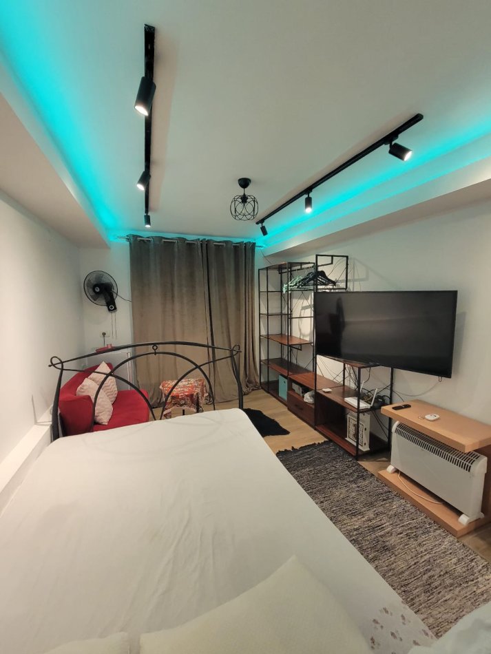Tirane, jepet me qera apartament 1+1 , 350 € (Komuna e Parisit)