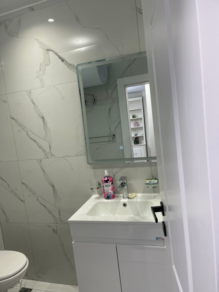 Tirane, jepet me qera apartament 1+1 Kati 8, 70 m² 900 € (Rruga e Kosovareve)