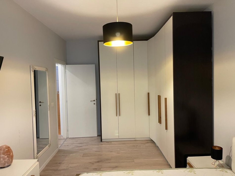 Tirane, jepet me qera apartament 2+1 Kati 4, 90 m² 850 € (Liqeni i Thate)