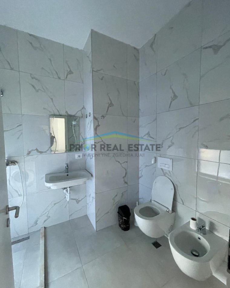 Tirane, shitet apartament 1+1+Ballkon Kati 4, 66 m² 105.600 € (Ali Demi)