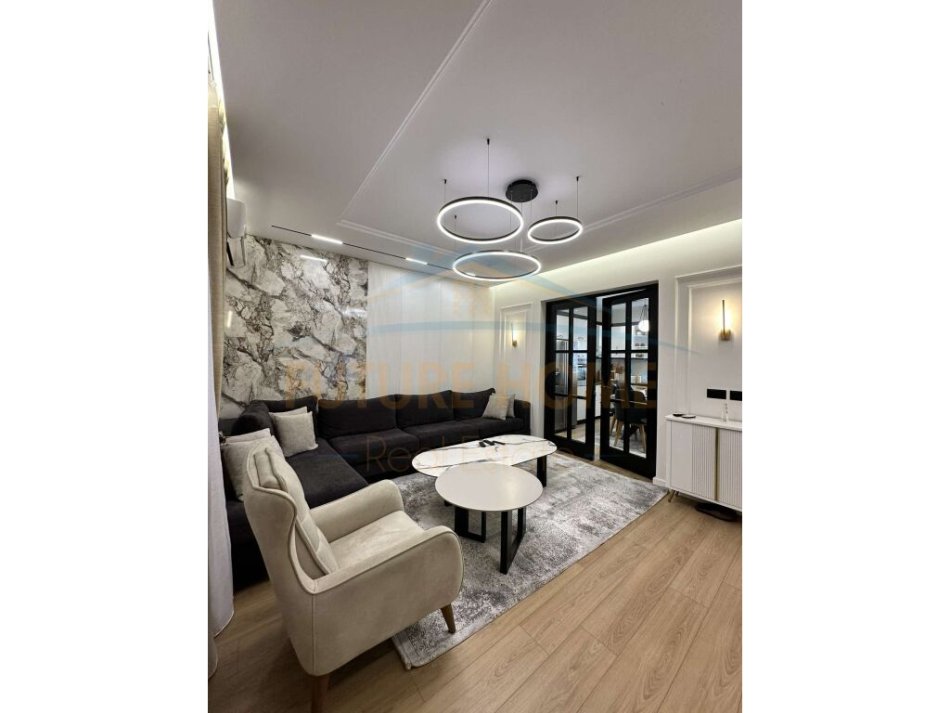 Tirane, shitet , 350.000 € (VORE)