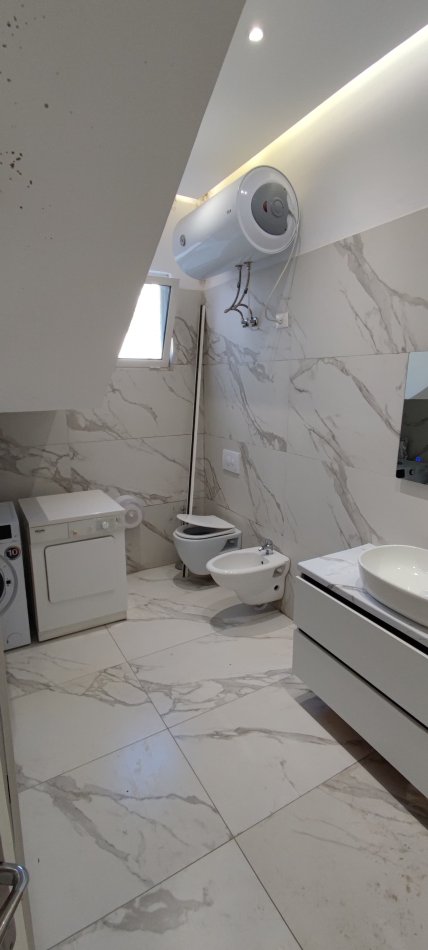 Tirane, jepet me qera zyre Kati 0, 200 m² 2.000 € (Parku Olimpik)