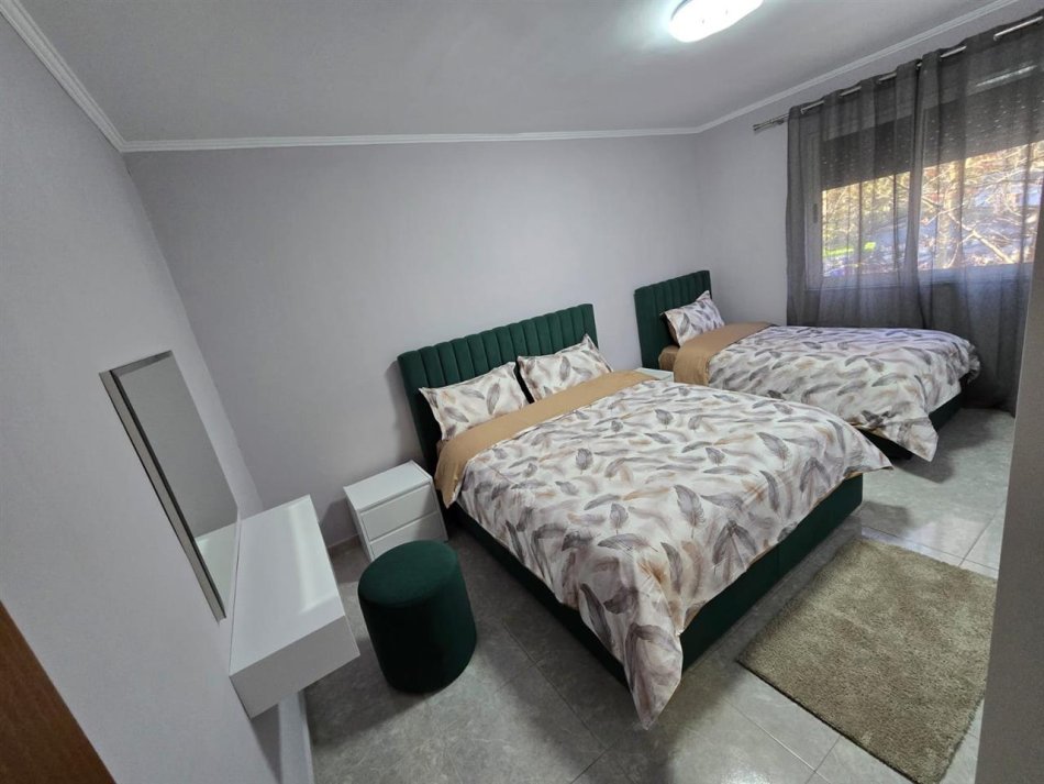 Tirane, jepet me qera apartament 1+1 Kati 2, 65 m² 600 € (Ali Demi)