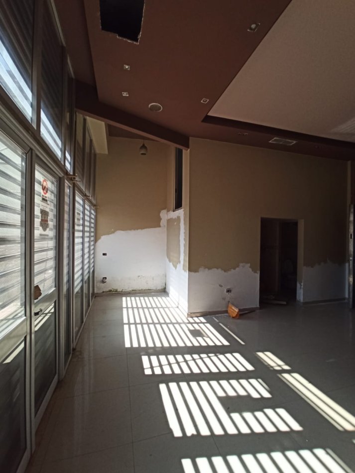 Tirane, jepet me qera ambjent biznesi Kati 0, 99 m² 1.000 € (Rruga e Durresit)