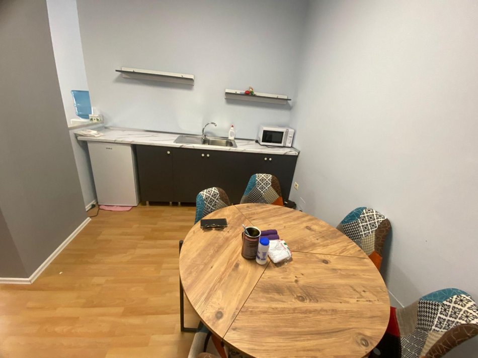 Tirane, jepet me qera ambjent biznesi Kati 3, 135 m² 1.200 € (Bllok)