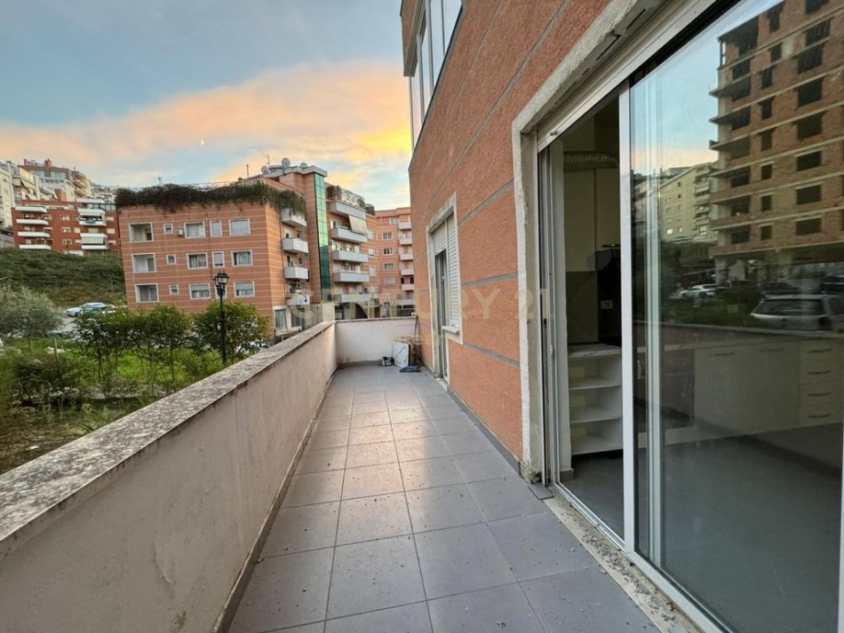 Tirane, shitet apartament 2+1 , 124 m² 180.000 € (Kopshti Botanik)
