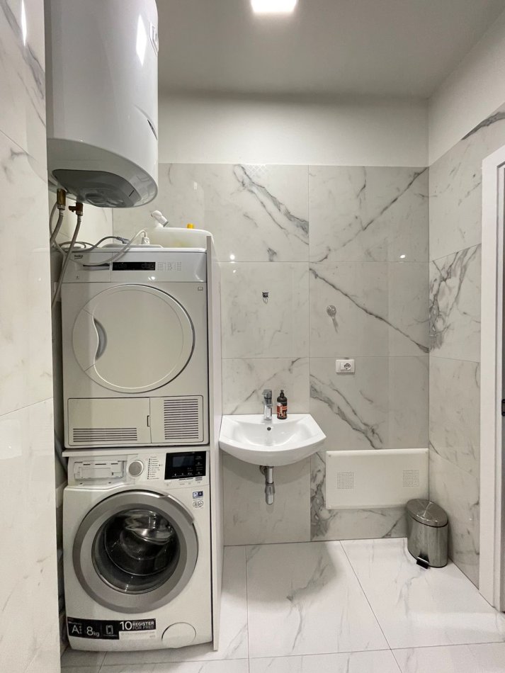 Tirane, jepet me qera apartament 2+1 Kati 4, 128 m² 1.300 € (Rruga e Kosovareve)
