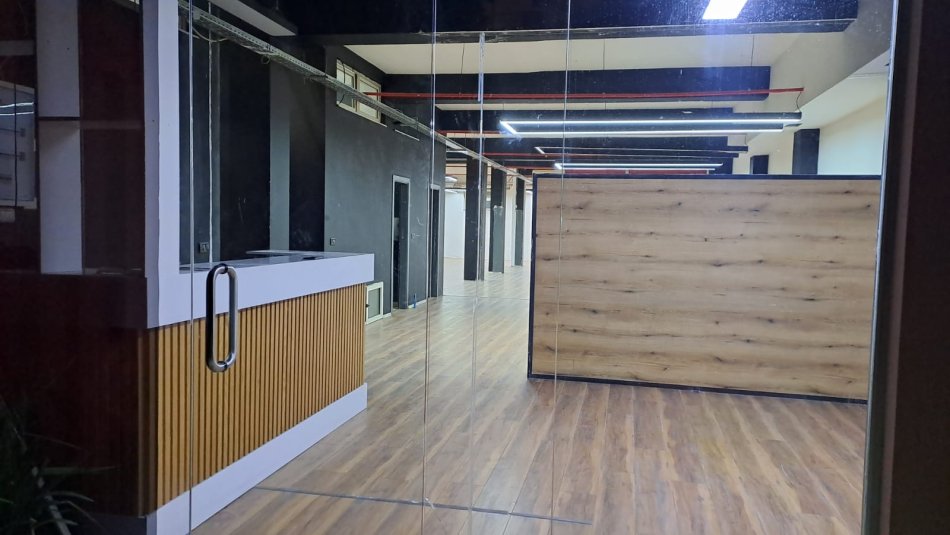 Tirane, jepet me qera dyqan Kati 0, 300 m² 2.500 € (21 Dhjetori)