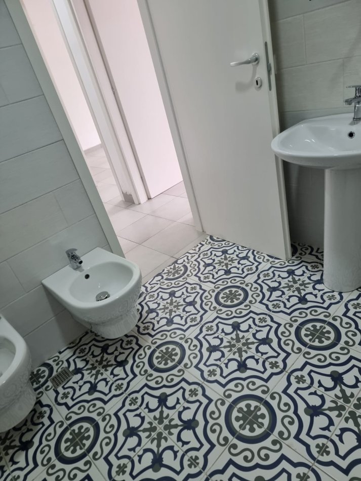 Tirane, jepet me qera ambjent biznesi Kati 3, 94 m² 800 € (Pazari i Ri)