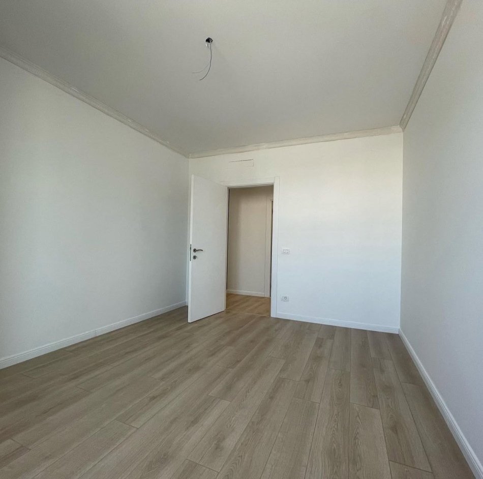 Tirane, jepet me qera ambjent biznesi Kati 7, 120 m² 550 € (Unaza e Re)