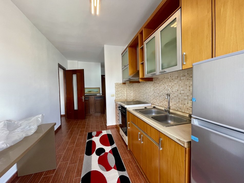 Tirane, jepet me qera apartament 2+1+Ballkon Kati 6, 570 € (Komuna e Parisit afer Kristalit)