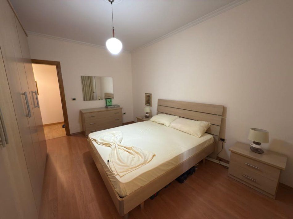 Tirane, jepet me qera apartament 2+1 Kati 9, 120 m² 800 € (Bllok)